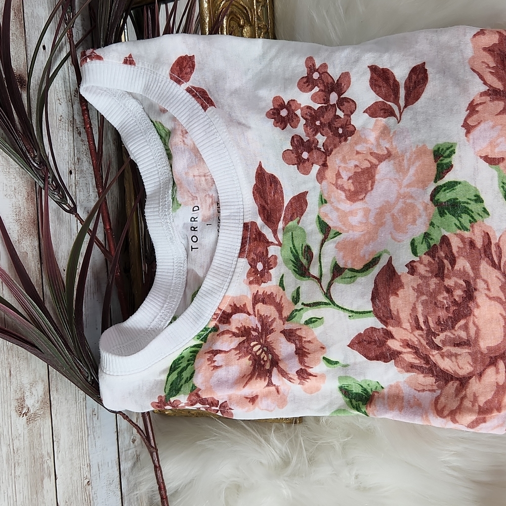 Torrid, Vintage burnout Floral White, peach and rust Tee, sz 1 - Picture 2 of 5